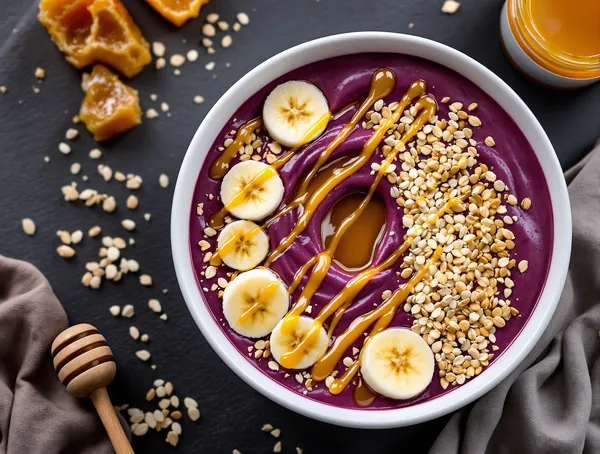 Acai bowl cu fulgi de ovăz și miere de albine