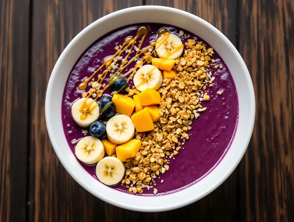 Bowl de acai cu fructe tropicale și granola