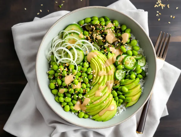 Bowl verde cu edamame, avocado, castravete și miso