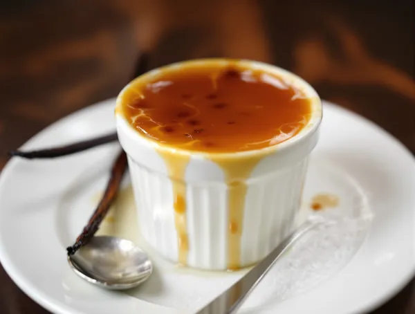 Budincă de vanilie cu caramel la suprafață