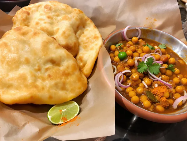 Chole Bhature cu Năut Picant și Pâine Prăjită