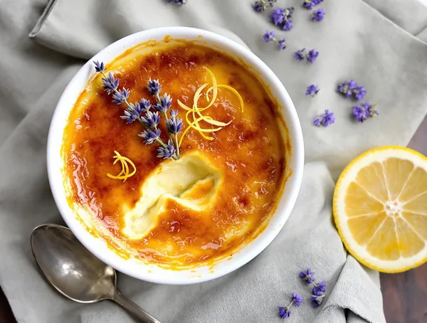 Crème brûlée cu lavandă și lămâie