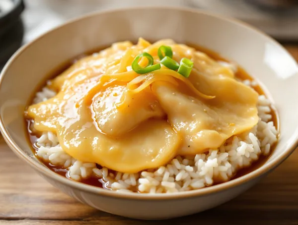 Oyakodon cu pui, ceapă și ou pe orez