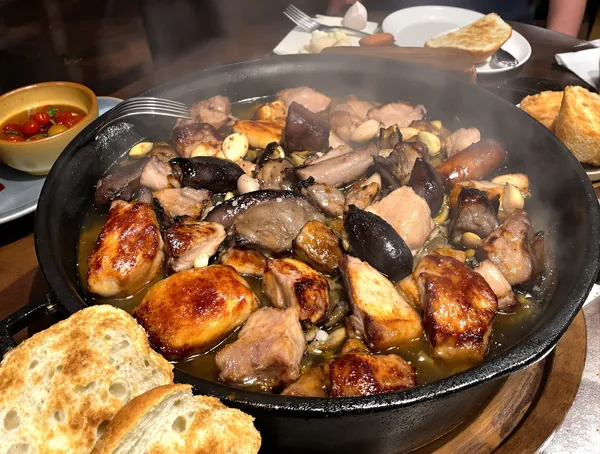 Pomana porcului la ceaun cu cârnați și costiță