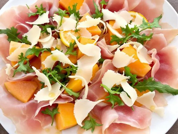 Prosciutto e melone cu pepene galben și rucola