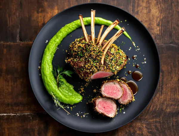Rack of lamb cu crustă de ierburi și piure de mazăre