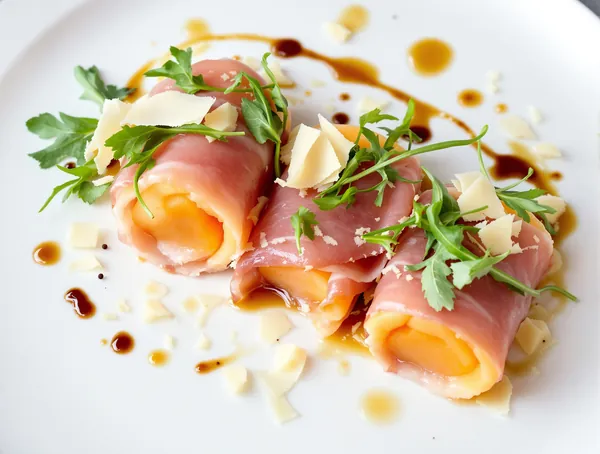 Ruladă de prosciutto cu pepene galben și rucola
