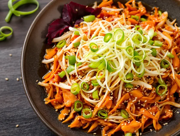 Salată de pui cu kimchi, sesam și ceapă verde