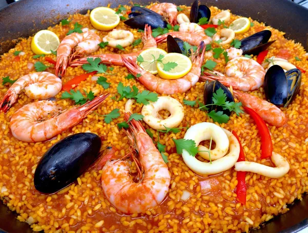 Seafood paella cu creveți, midii și calmar