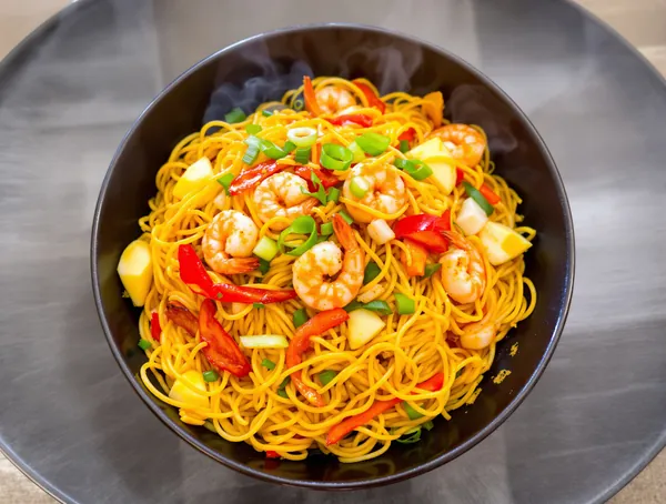 Singapore noodles cu vermicelli și curry