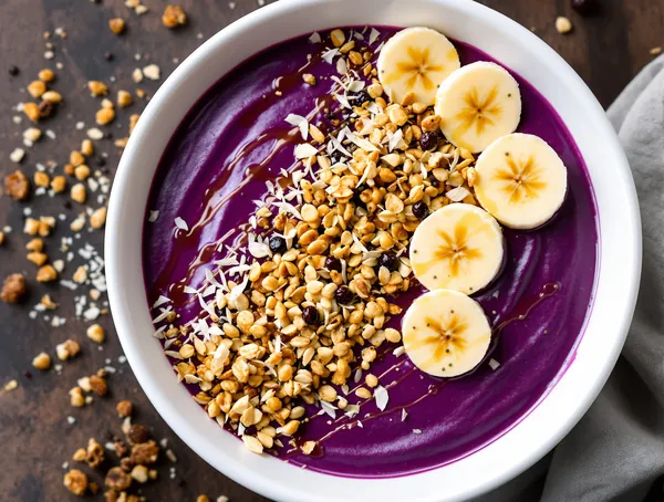 Smoothie bowl cu açaí și fulgi de cocos