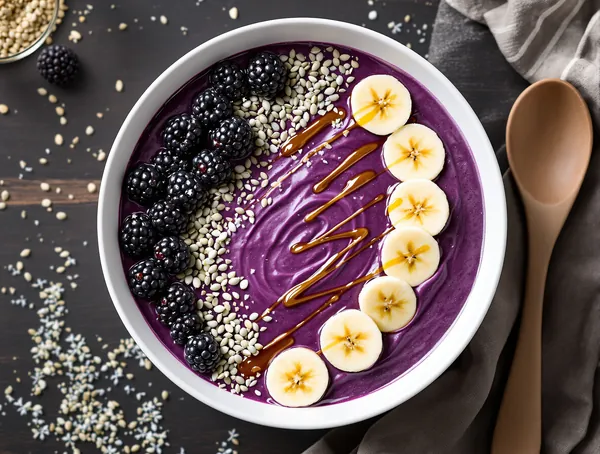 Smoothie bowl cu mure și semințe de cânepă