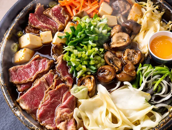 Sukiyaki cu vită, tofu și legume