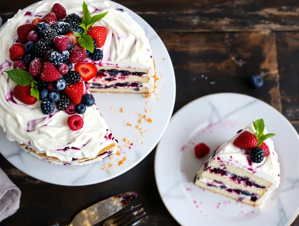 Tort cu fructe de pădure și mascarpone