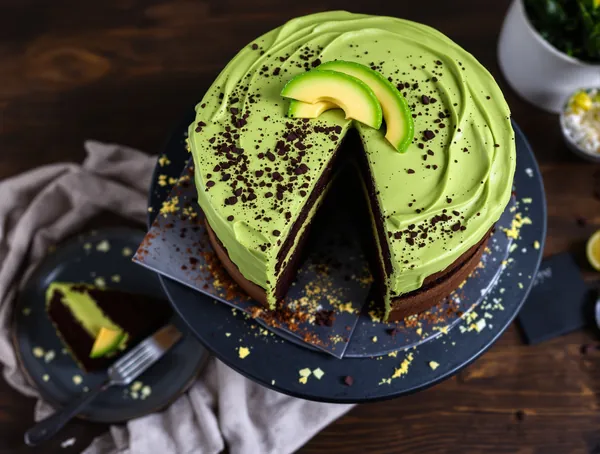 Tort de ciocolată de post cu cremă de avocado